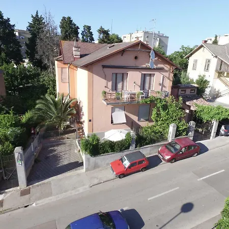 Apartament Lora